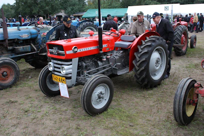 Massey-Ferguson 135 -traktoria valmistettiin vuosina 1964–78, Coventry, Englanti, Beauvais, Ranska ja Detroit, USA. Lisäksi lisenssivalmistusta useissa maissa.