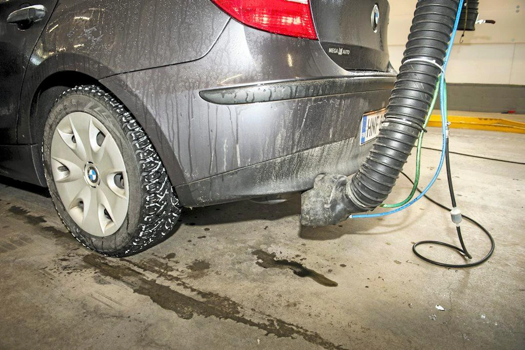 Autonvalmistajien ilmoittamat hiilidioksidipäästöt poikkeavat usein käytännön tasosta, sillä valmistajien mittaukset tehdään erityisissä olosuhteissa. Kuvassa päästöjä mitataan katsastusasemalla.