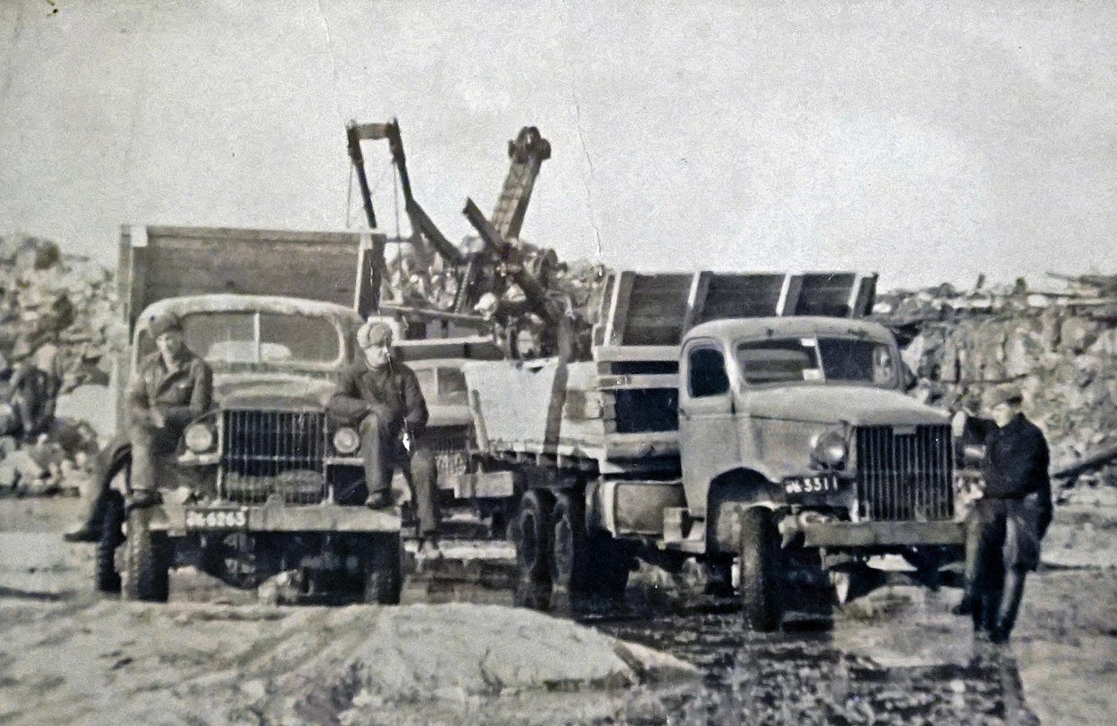 Lepistön (oik. auto) ja Talvitien miesten Kempsut Jylhämän voimalaitostyömaalla joskus 1940-luvun lopulla. Huomaa lavojen puupäälliset. Työmailla oltiin yhtä soittoa kuukausia, ajettiin kellon ympäri vapaavuorolaisten levätessä parakeissa. Näin Suomea rakennettiin!
(Kuva: Heli ja Veli-Matti Lepistö)
