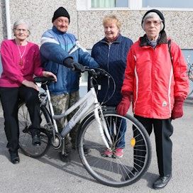 Rauni Mäenpää (vas.), Esa Nikola, Ritva Viitaniemi ja Tekla Rajala keräävät yleensä eniten pyöräilykilometrejä kunnan haastekisassa.