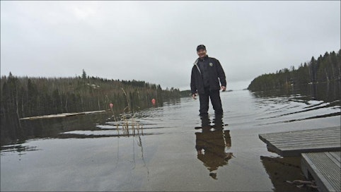 Laituri on jäänyt veden alle. Se rakennettiin normaalin vedenkorkeuden mukaan. Sakari Martikainen