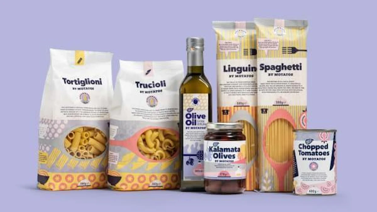 By Motatos tarjoaa kasvissyöjille soveltuvia peruselintarvikkeita kuten pastaa, purkkipapuja ja -tomaatteja sekä oliiviöljyä.