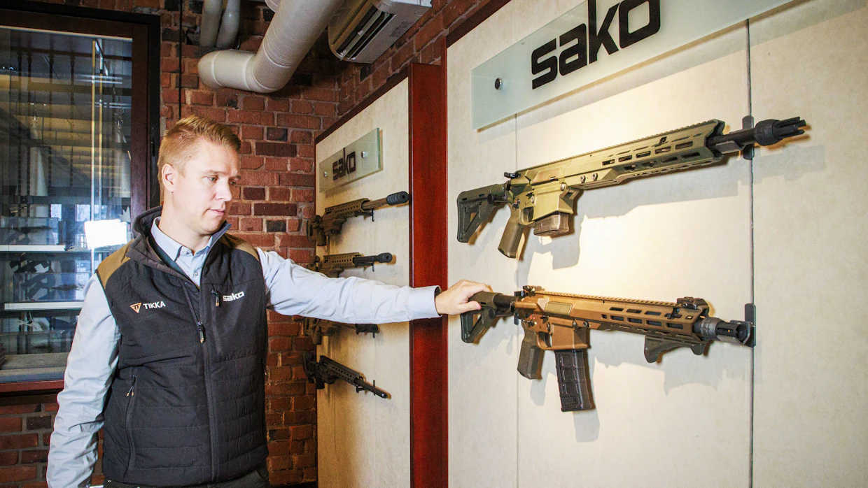Miikka Tamminen kertoo Sakon valmistavan kiväärien kriittiset komponentit itse. Synteettiset osat kuten perä ja kahva tulevat alihankkijoilta. Tarvittaessa ase voidaan valmistaa täysin kotimaisesti.