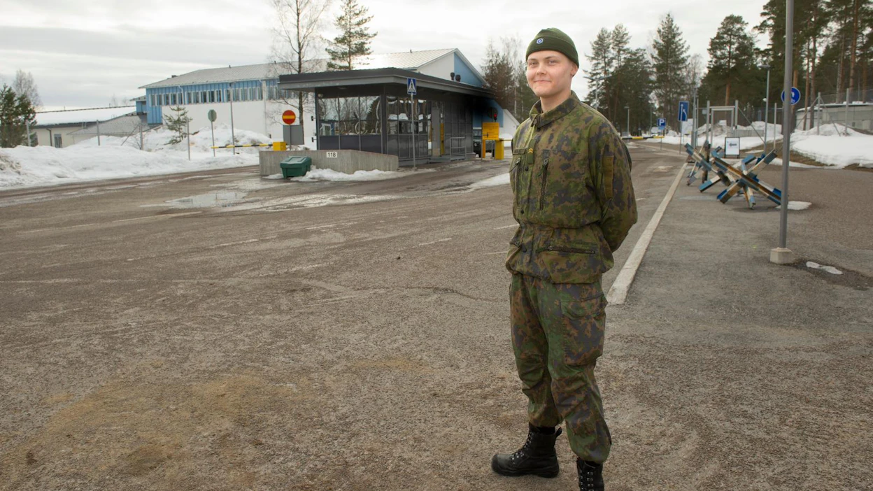 Alikersantti Eetu Pätilä pitää hyvänä sitä, että Suomessa naisilla on mahdollisuus suorittaa asepalvelus. Pätilä suorittaa varusmiespalvelustaan sotilaspoliisina ja on vartiostossa Maasotakoululla Lappeenrannassa.
