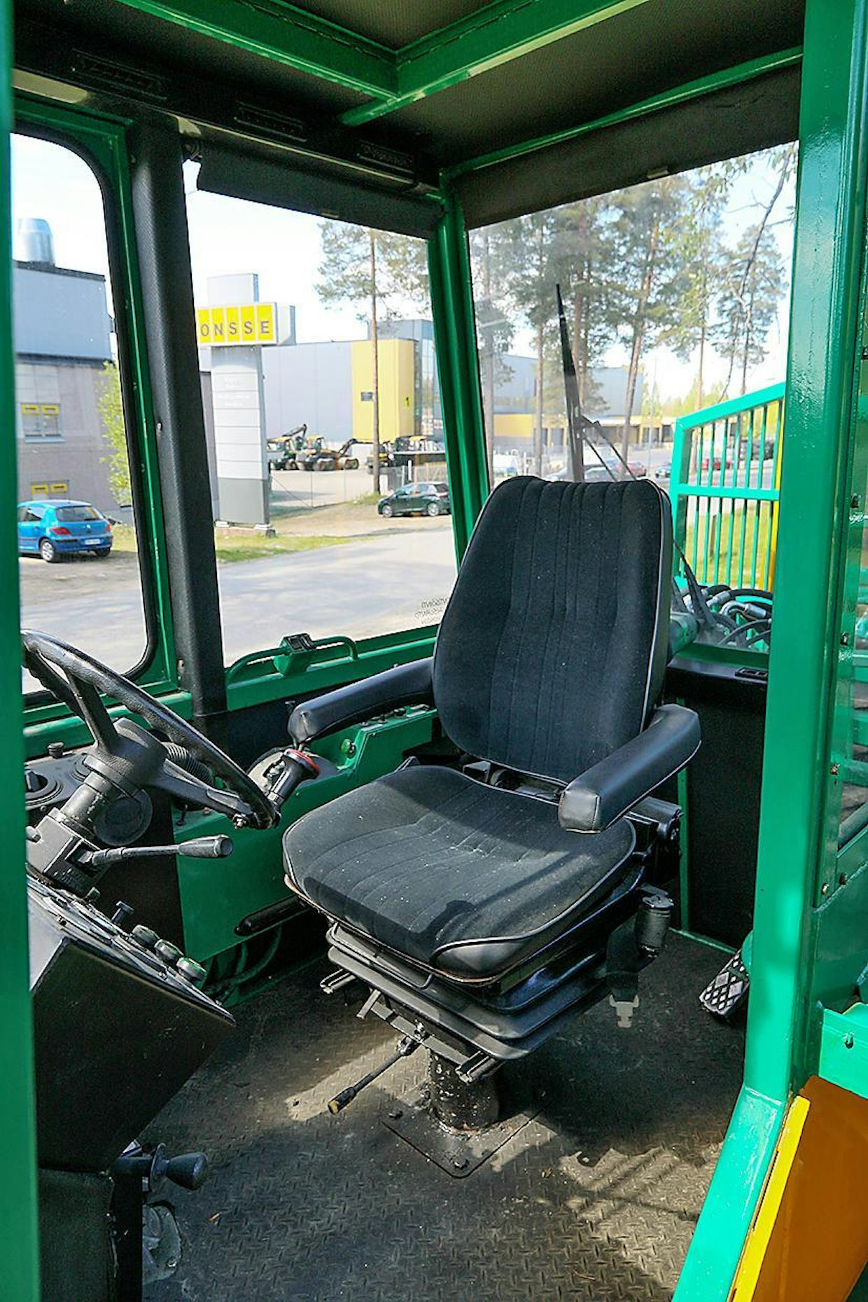 Raju mullistus oli S20 ohjaamo. Se oli ergonomisesti hyvä ja tasalattiainen. Laajat ikkunat olivat panssarilasia, minkä ansiosta ei tarvittu suojaritilöitä näkyvyyttä heikentämään.