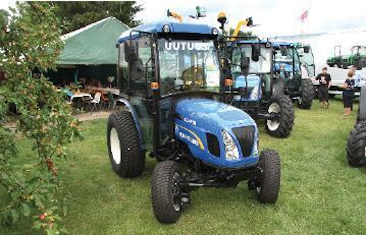 New Hollandin Boomer-traktorisarja on uudistunut. Boomerissa on kolmiportainen hydrostaattinen voimansiirto. Boomer 3050 -mallissa on nelisylinterinen, 2,5 l moottori, jonka teho on 47 hv/35 kW. Agritek Oy. (UO)