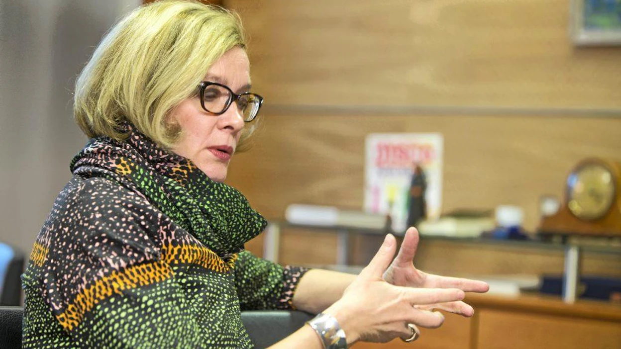 Liikenne- ja kuntaministeri Paula Risikko haluaa karsia kuntien tehtäviä, tai ainakin rajoittaa niiden lisäämistä.