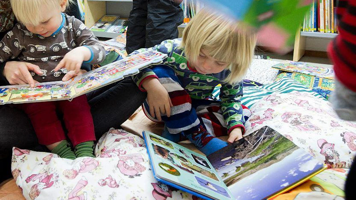 Lasten satutunti Vuorelan kirjastossa Siilinjärvellä. Opettajien tulisi opetushallituksen mukaan miettiä myös kirjojen sukupuolirooleja ja kääntää niitä päinvastaisiksi.