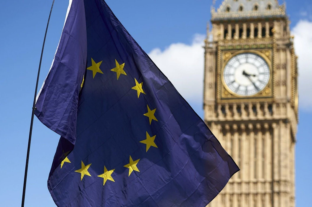 Sunday Telegraph -lehden tietojen mukaan Britannia aikoo maksaa erorahan vain osana sopimusta, joka sisältää kaupankäynnin EU:n kanssa. LEHTIKUVA/AFP