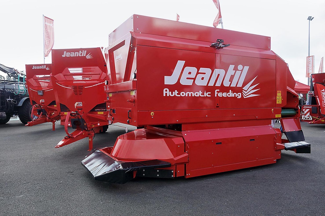Jeantil Automatic Feeding on tuotantoeläinten automaattiseen ruokintaan kehitetty moduulijärjestelmä. Itsenäisesti toimiva ruokintarobotti jakaa kullekin eläimelle suunnitellun kokoisen ja sisältöisen annoksen niin usein kuin halutaan. Se toimii äänettömästi ja päästöttömästi ja vähentää näin eläinten stressiä. Tarjolla on neljä eri laajuista ruokintaketjuratkaisua, sataprosenttisesti automaattiseen ruokintalinjaan asti. Järjestelmä on skaalattavissa 70–1 000 eläimen tiloille, ohjaus hoituu pc-tietokoneelta älypuhelinyhteydellä.