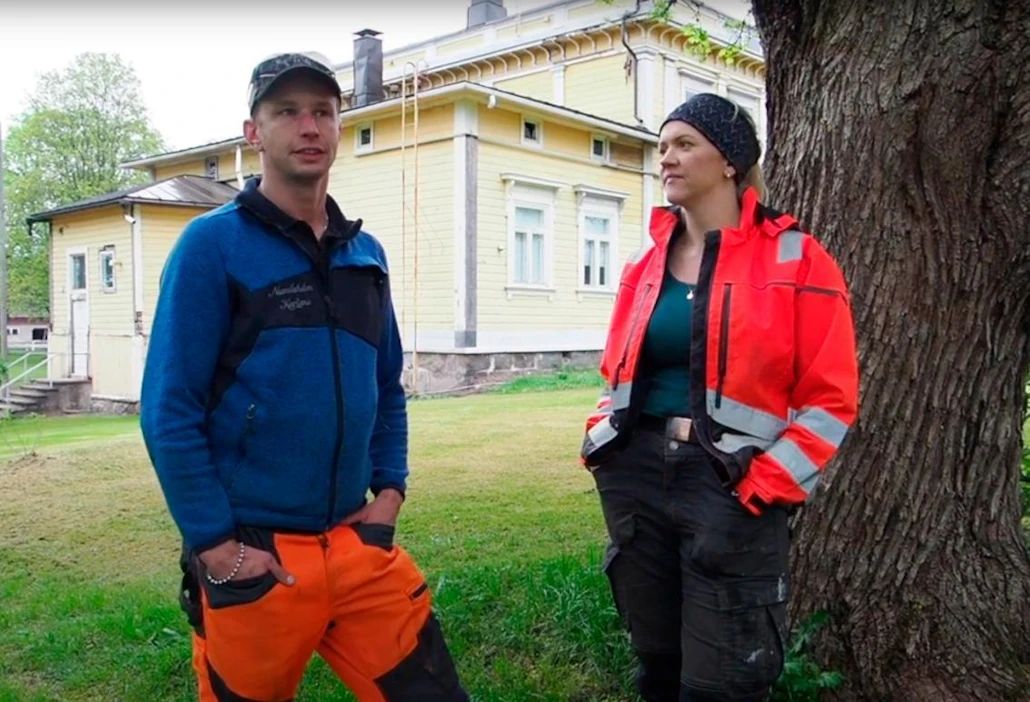 Sam Borup ja Saana Kamunen esiintyvät Young Finnish Village Folk -videosarjan ensimmäisessä osassa. Pariskunta kasvattaa lihakarjaa Numlahden kartanolla Nurmijärvellä.