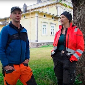 Sam Borup ja Saana Kamunen esiintyvät Young Finnish Village Folk -videosarjan ensimmäisessä osassa. Pariskunta kasvattaa lihakarjaa Numlahden kartanolla Nurmijärvellä.