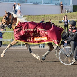 Suven Sametin rattailla voittajaesittelyssä olivat Tapio Perttunen ja hevosen hoitaja Pinja Kalenius.