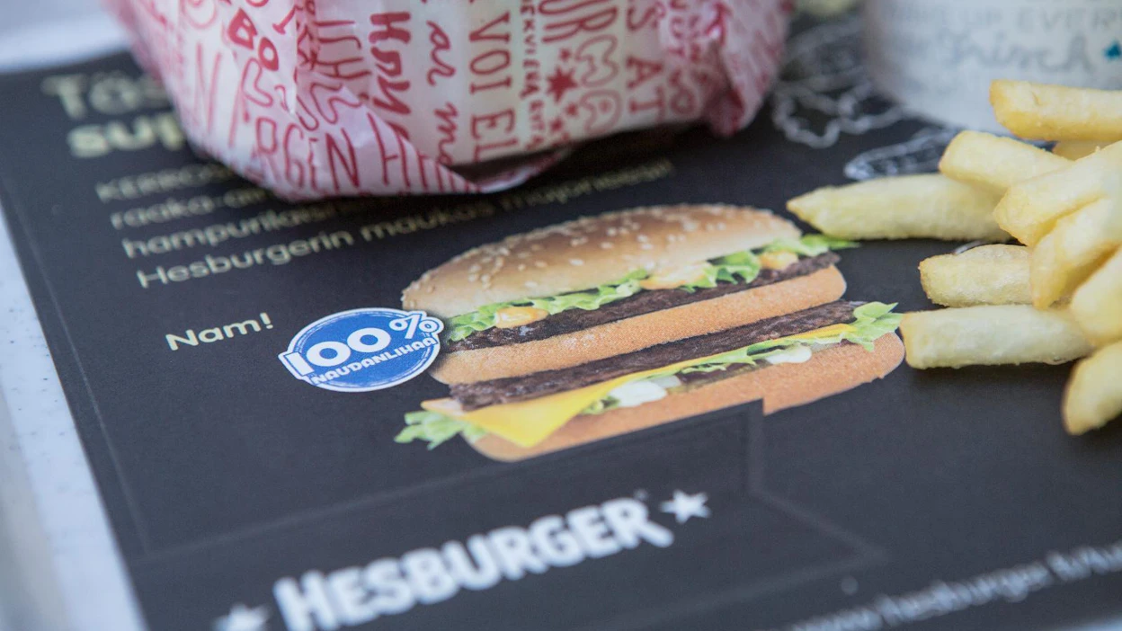 Hesburger mainosti suomalaista naudanlihaa pyöreällä merkillä ainakin vielä vuonna 2012. Nyt hyvin samankaltainen merkki mainostaa pelkää naudanlihaa.