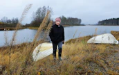 Liisa Honkala viihtyy Ullavanjärven maisemissa. ”Kesällä olen kalassa melkein päivittäin. Talvisin käyn pilkillä."