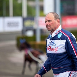Reijo Liljendahlilla oli Solvallassa keskiviikkoiltana kaksi hevosta startissa, mutta hän oli kiireinen myös &quot;rapakon takana&quot;. Kuva: Antti Savolainen