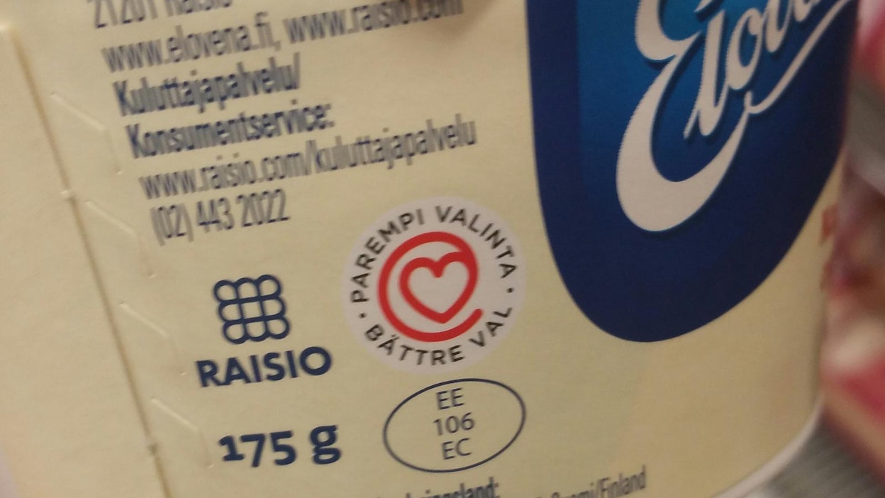 Elovena-rahkapakkaukseen merkitty laitostunnus paljastaa, että tuotteen on valmistanut virolainen Tere-meijeri, jonka tuotantolaitokset sijaitsevat Viljandissa ja Põlvassa