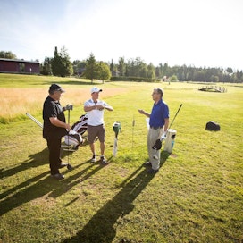 Koronakevät toi aivan uudet säännöt myös Suomen golfkentille. Turvaväli on noin kaksi metriä, lähtöön korkeintaan kolme pelaajaa. Kuva on Golfin SM-kisoista Ypäjältä vuonna 2016.
