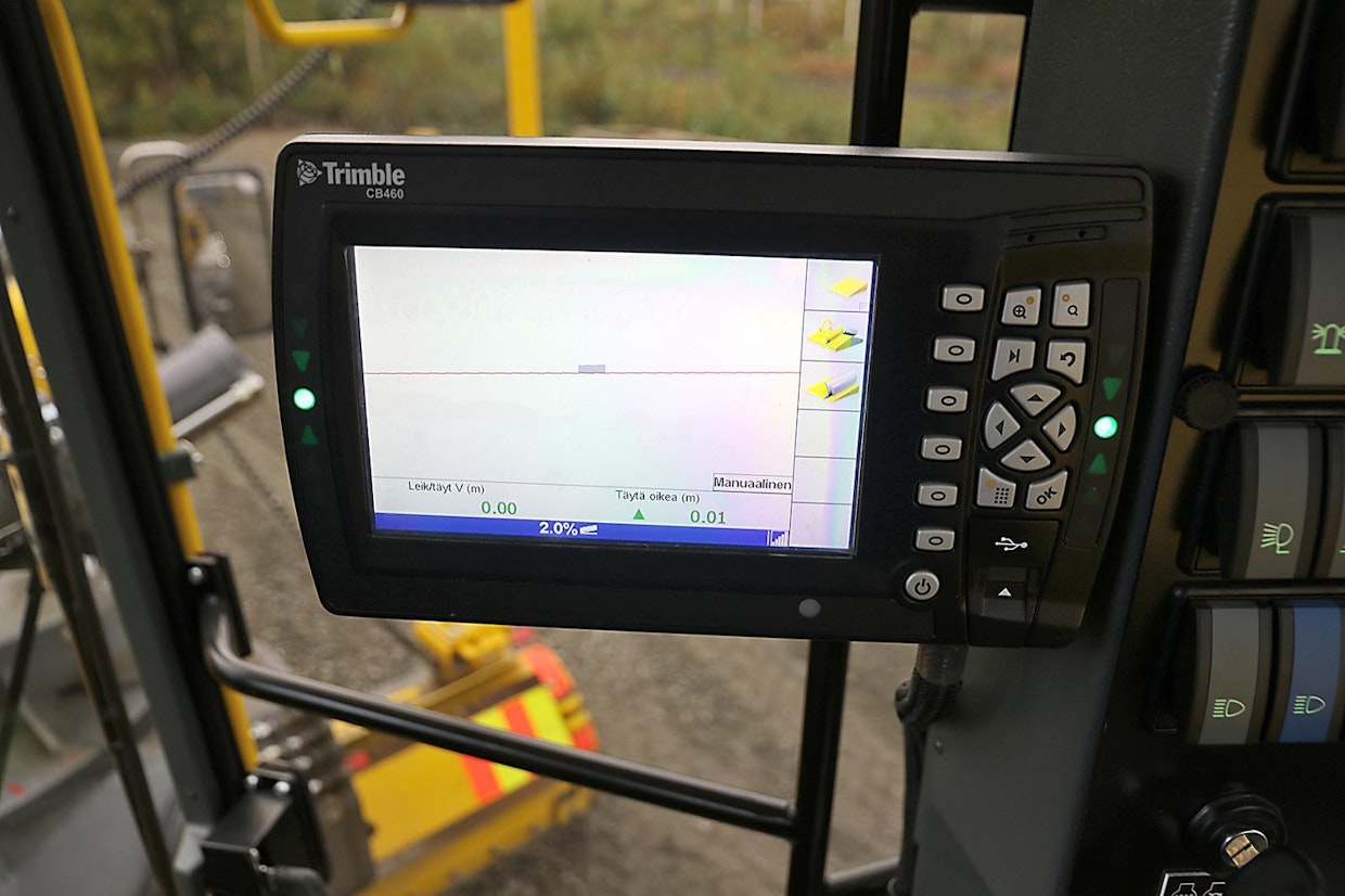 Koneohjausjärjestelmä osaa säätää terän korkeuden mallin mukaan automaattisesti. Kuskin tehtäväksi jää huolehtia ajonopeudesta ja tavaran riittävyydestä.