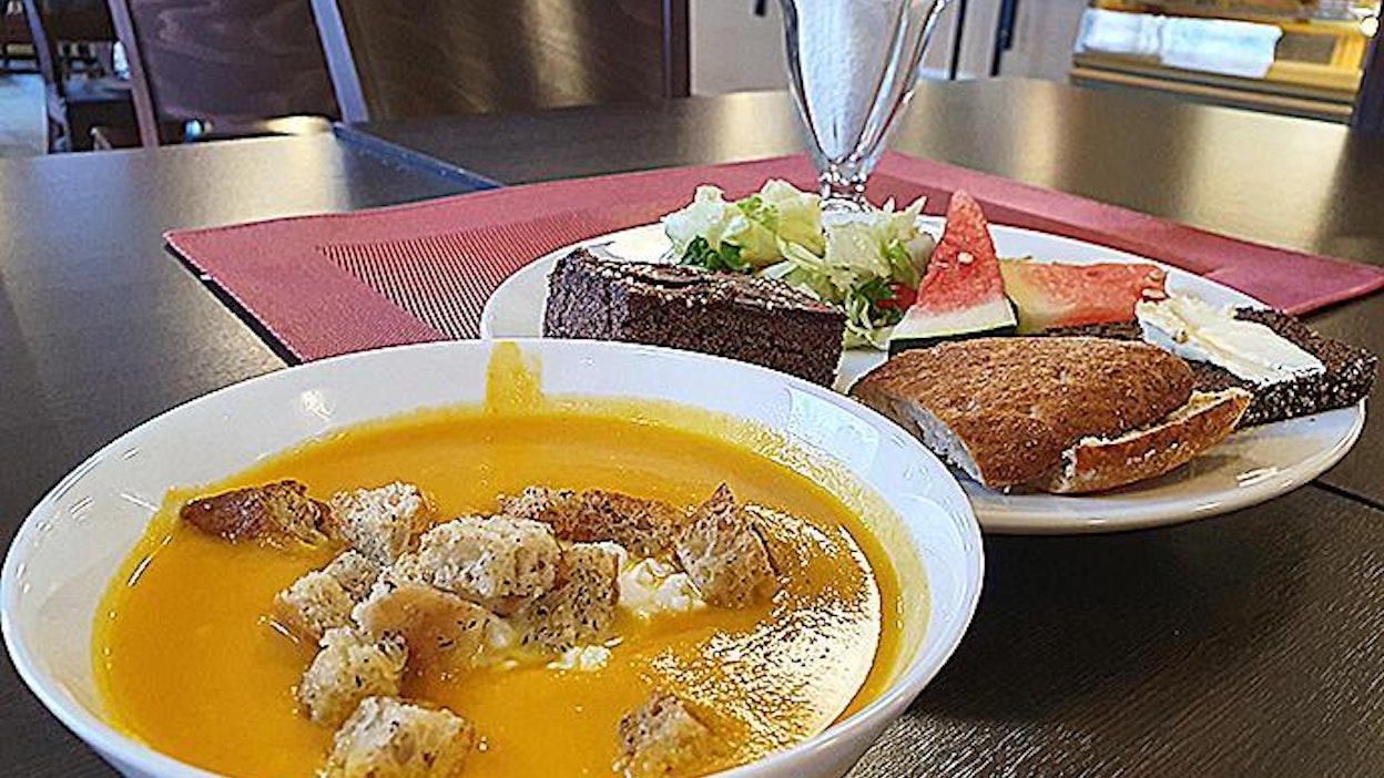 Kasvissosekeitto saa purutuntumaa raejuustosta ja krutongeista.