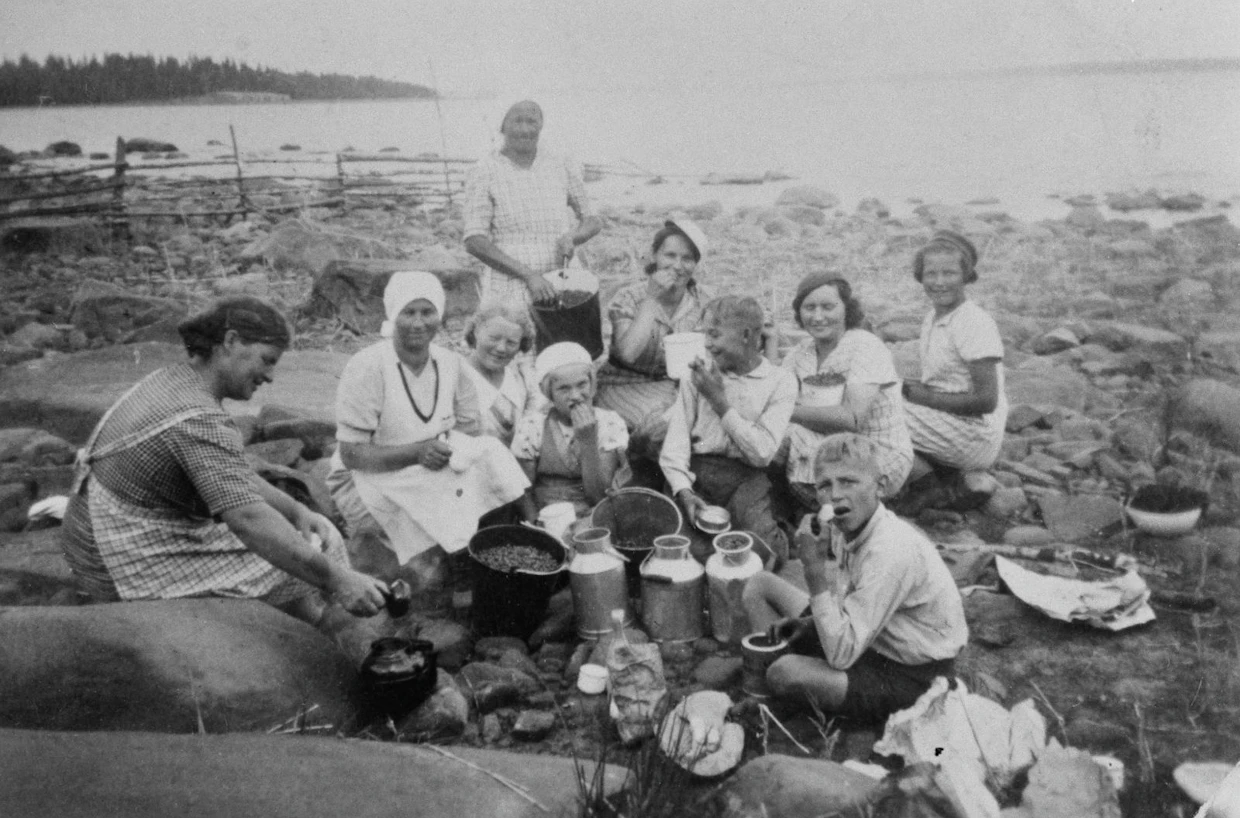 Mustikanpoimijat ruokatauolla Liperissä Pohjois-Karjalassa vuonna 1941.