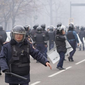 Mellakkapoliisit partioivat keskiviikkona Kazakstanin Almatyssa. LEHTIKUVA / AFP