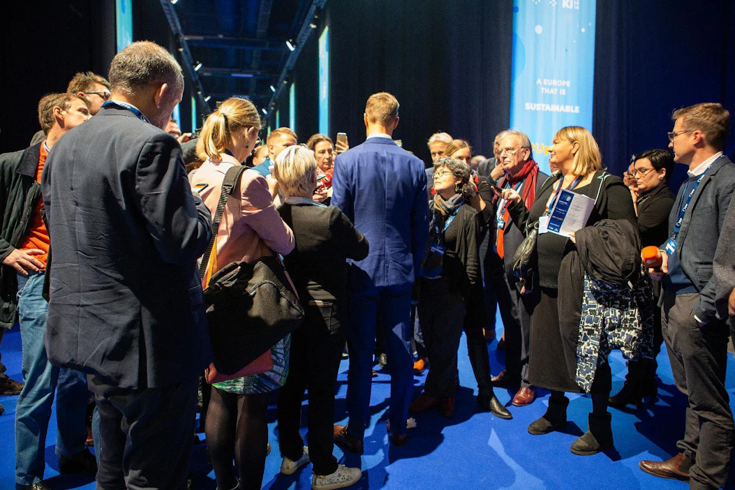 Alexander Stubb (selin sinisessä puvussa) piti katsausta kansainväliselle medialle keskiviikkona aamulla.
