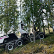 Rinteissä kahdeksanpyöräisen koneen pito on kuusipyöräistä parempi, etenkin jos ei voida käyttää teloja tai edes ketjuja. Ensimmäinen Keski-Eurooppaan matkannut Logset H8 GTE olikin varustettu korkearipaisilla ja pitävämmillä vyörenkailla.