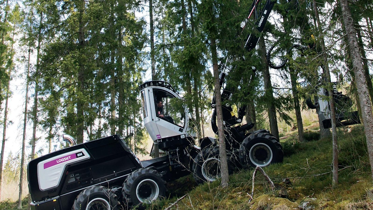 Rinteissä kahdeksanpyöräisen koneen pito on kuusipyöräistä parempi, etenkin jos ei voida käyttää teloja tai edes ketjuja. Ensimmäinen Keski-Eurooppaan matkannut Logset H8 GTE olikin varustettu korkearipaisilla ja pitävämmillä vyörenkailla.