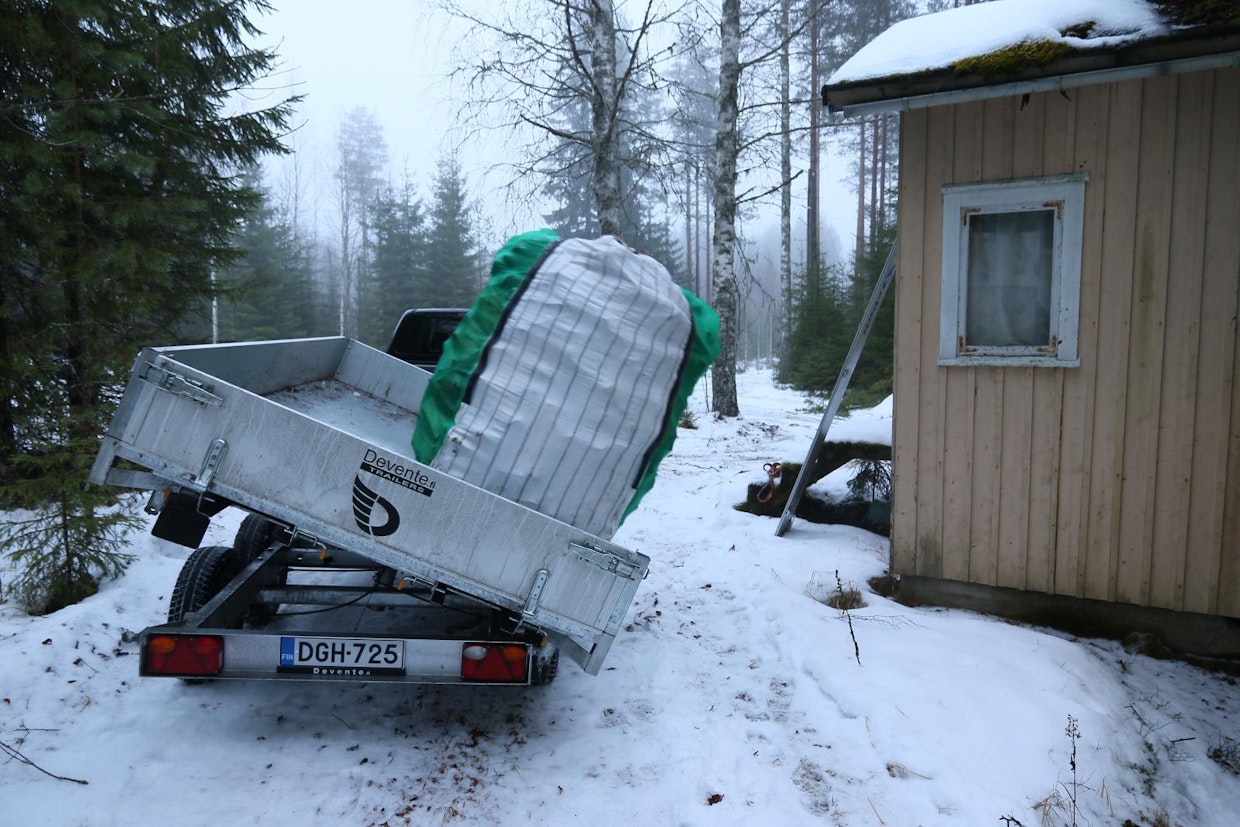 Klapeja säkkeinä toimittavalle sivukaatokippi tarjoaa mahdollisuuden toimittaa säkit ilman purkamista ja lisälaitojen käyttöä.