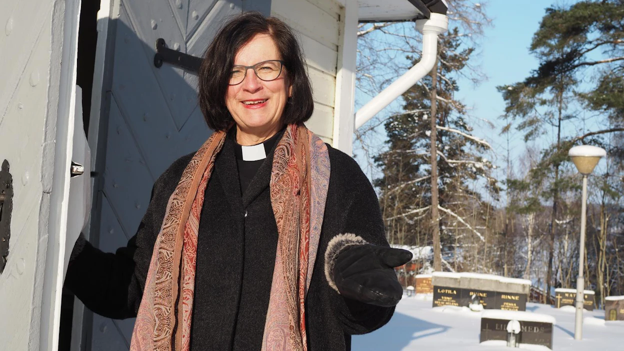 Tuire Huovinen-Westerlund nauttii siitä, että on pienen maalaispitäjän pappina saanut nähdä maaseudun elämää.