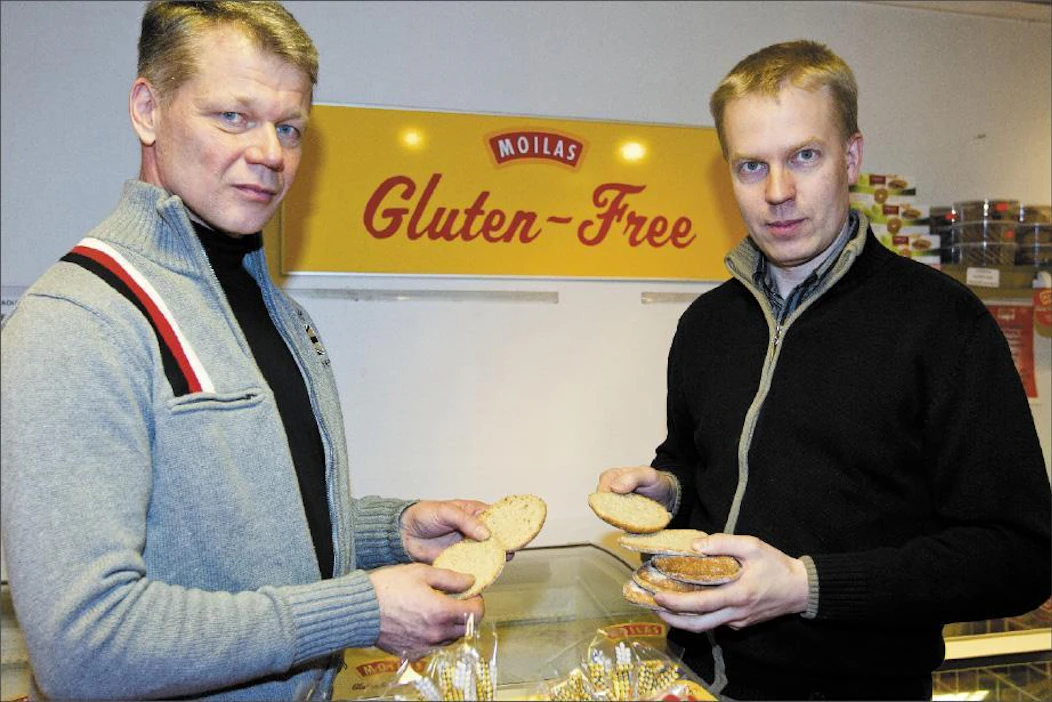 Pieksämäkeläinen maanviljelijä Timo Suhonen (vas.) ja Moilas-leipomon tuotantojohtaja Mikko Puumalainen toivovat, että ensimmäiset kotimaisesta raaka-aineesta leivotut puhdaskauraleivät olisivat markkinoilla jo ensi syksynä. Markku Vuorikari