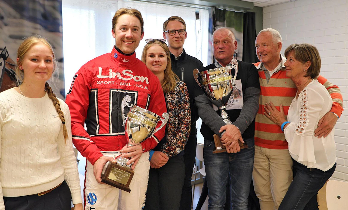 Yksi Lähdekorven perheen huippuhetkistä: Finlandia-Ajon voittoa juhlimassa Maija Lähdekorpi, Johan Untersteiner, Hanna, Pekka ja Kari Lähdekorpi sekä Roland ja Inga-Lill Svensson.