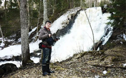Jussi Laine Jämsän Juveninkoskella, joka on Keski-Suomen korkein ja jyrkin vapaana virtaava vesiputous. Jussi Laineen arkisto