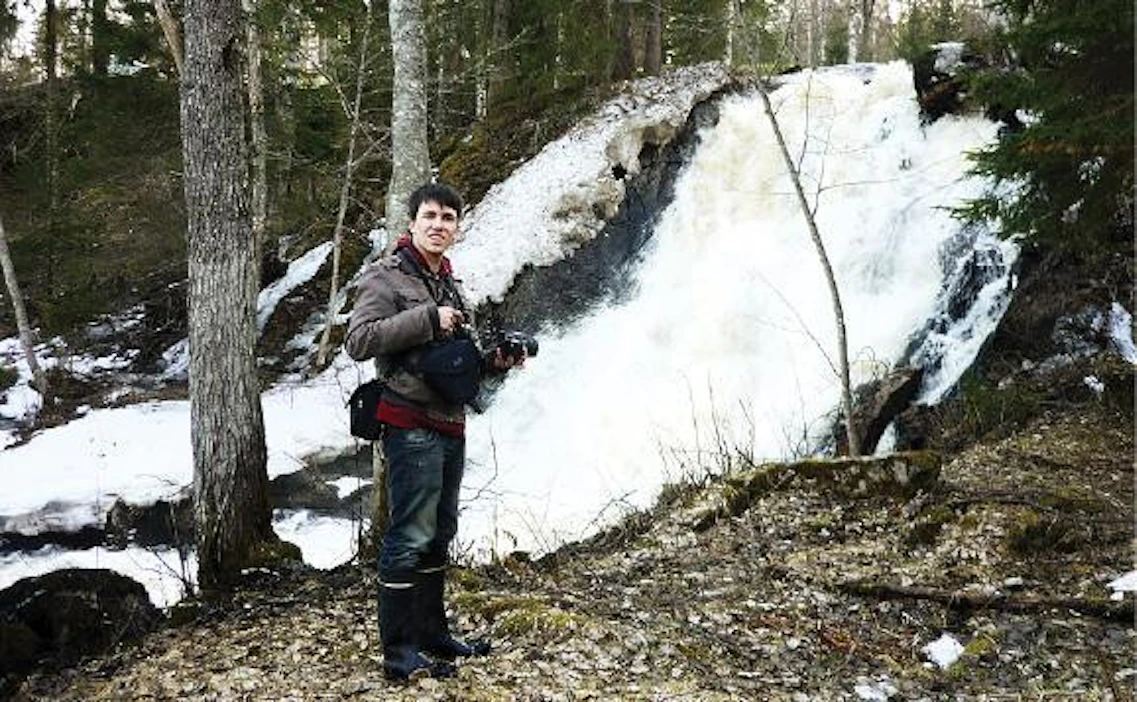 Jussi Laine Jämsän Juveninkoskella, joka on Keski-Suomen korkein ja jyrkin vapaana virtaava vesiputous. Jussi Laineen arkisto