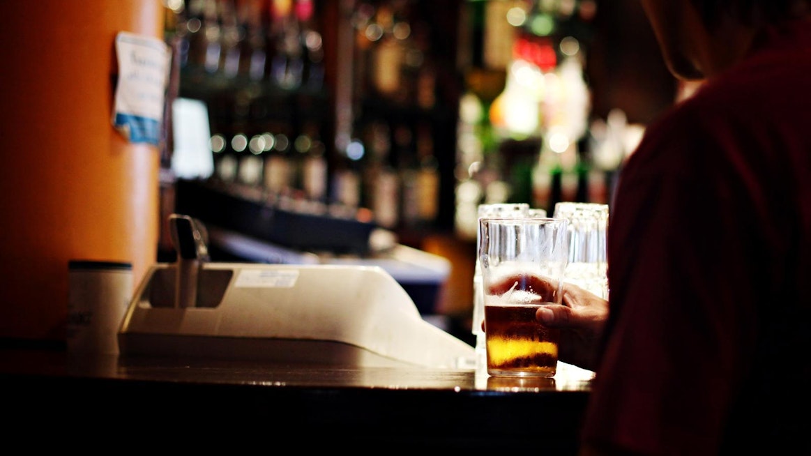 Ravintolassa myydyn alkoholin osuus kokonaiskulutuksesta on laskenut jo vuosia päätyen alle kymmeneen prosenttiin. Alkoholilain uudistuksella pyritään ohjaamaan kulutusta takaisin ravintoloihin.