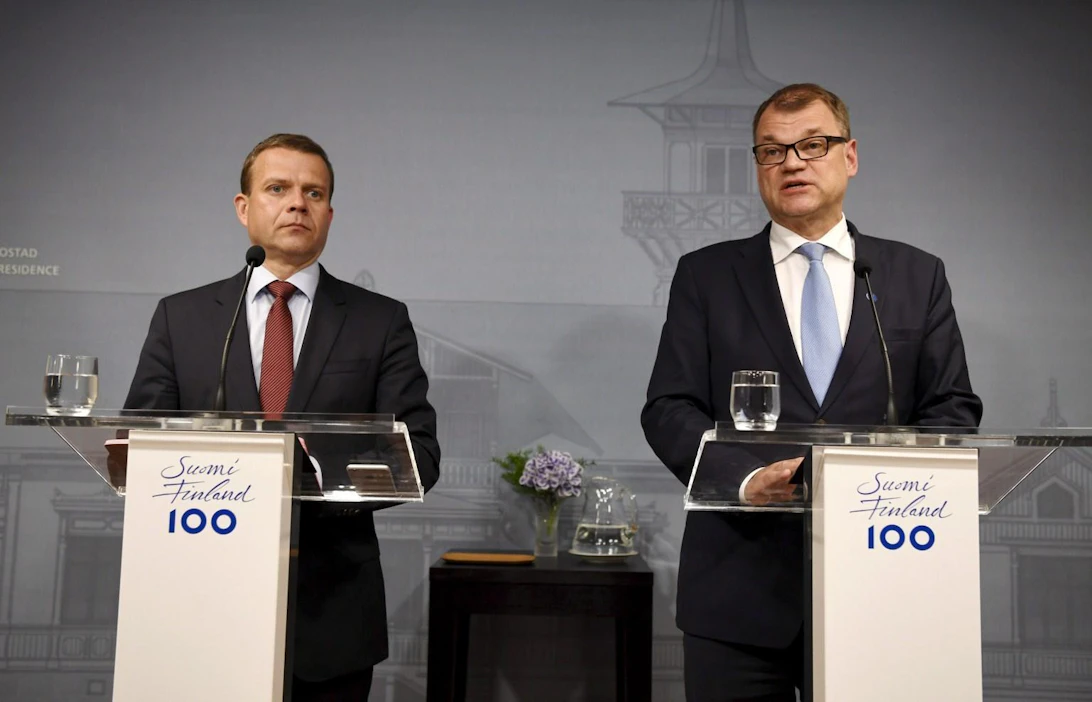 Valtiovarainministeri kokoomuksen puheenjohtaja Petteri Orpo (vas.) ja pääministeri keskustan puheenjohtaja Juha Sipilä pitivät tiedotustilaisuuden hallituskysymyksistä Kesärannassa. LEHTIKUVA / JUSSI NUKARI