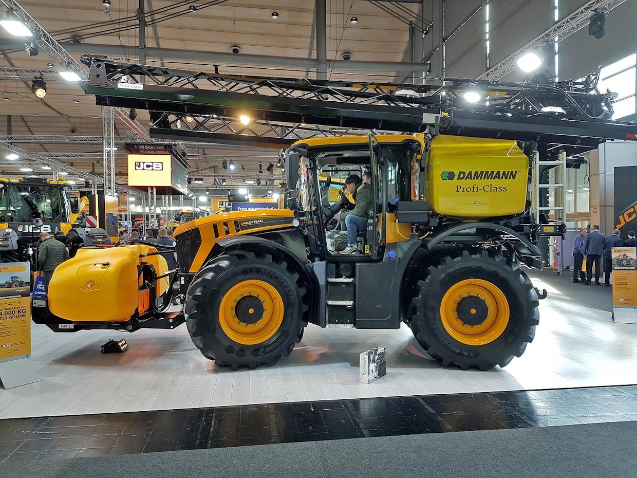 JCB Fastrac Dammannin ruiskuvarustuksella. Etusäiliö vakauttaa menoa, vaikka pääsäiliö sijaitseekin ajokoneen taka-akselin päällä. (TL)