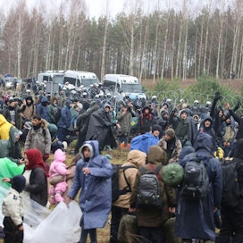 Puolan ja Valko-Venäjän rajalle on kerääntynyt jopa tuhansia ihmisiä. LEHTIKUVA/AFP