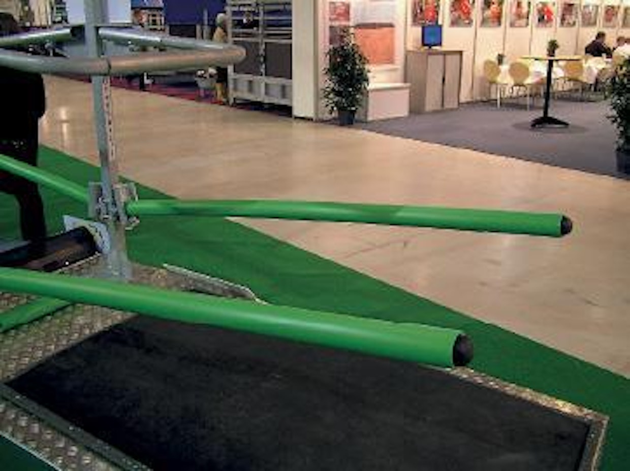 GreenStall-makuuparren kaiteet ja puomit joustavat eläimen liikkeitä. Niskapuomin korkeutta voidaan säätää.
