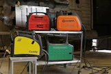 Vertailun hitsauskoneet — Esab CaddyMig C160i, Kemppi MinarcMig 170 EVO, Migatronic RallyMig 161i ja Telwin Technomig 210 Dual Synergic.— ovat ulkomitoiltaan lähes samankokoisia. Kuvassa Esab näyttää muita suuremmalta, koska se on sijoitettu lähemmäs kameraa. Myös Migatronic vaikutti testaajien mielestä selvästi muita suuremmalta, mutta mittanauhan perusteella kokoero äärimitoissa muihin on olemattomat pari milliä. Koneiden paino on noin 13 kg, Esab on 1,6 kg muita kevyempi.
