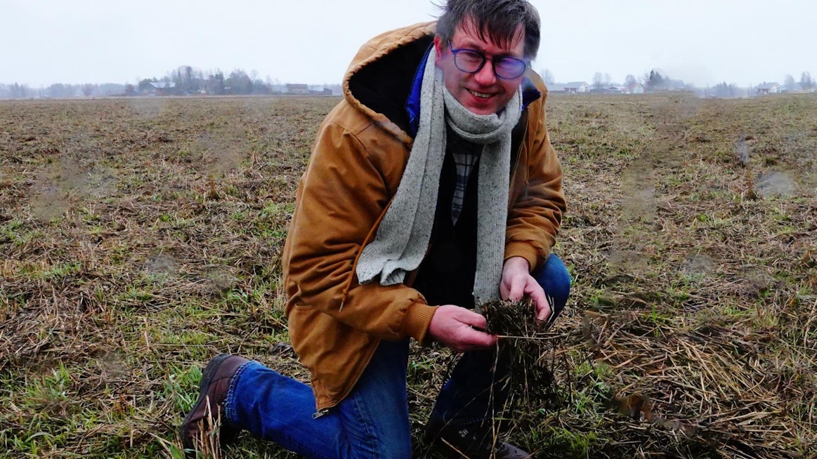 Usein ajatellaan, että kuvan kaltainen muokkaamaton ja kylvämätön talvea odottava pelto edustaa huonoa viljelyä, vaikka tilanne onkin juuri päinvastainen. Ranskalainen uudistavan viljelyn pioneeri Frederic Thomas tarkistamassa suomalaista peltomaisemaa syksyllä 2020.
