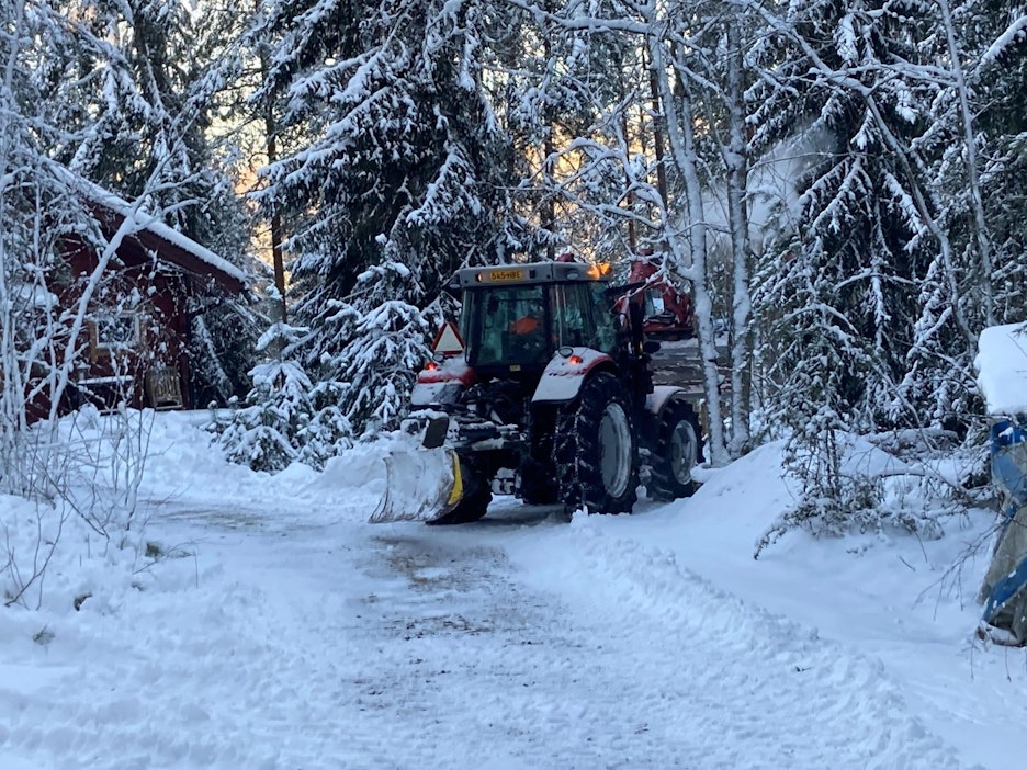 Traktorin kallis sivupeili hajosi lumen painamaan oksaan sivutiellä  Turussa: 
