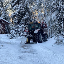 Lumenaurauksessa sattuu usein törmäyksiä lumen alla oleviin esineisiin. Turkulaisen Tapio Kääriän traktorista hajosi kallis sivupeili jäisen lumen tien ylle painamiin oksiin.