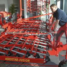 Aerostar-Fusion esiteltiin viime vuonna. Se on rikkaäes, jossa on yksilöjousitus ja jokainen piikki painaa maata halutulla voimalla riippumatta kulkeeko piikki alemmalla tasolla vai vaikka penkin päällä. Kuvassa on Tom Hellström, Einböckin tehtaan edustaja Pohjoismaissa.