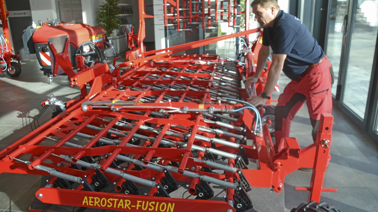 Aerostar-Fusion esiteltiin viime vuonna. Se on rikkaäes, jossa on yksilöjousitus ja jokainen piikki painaa maata halutulla voimalla riippumatta kulkeeko piikki alemmalla tasolla vai vaikka penkin päällä. Kuvassa on Tom Hellström, Einböckin tehtaan edustaja Pohjoismaissa.