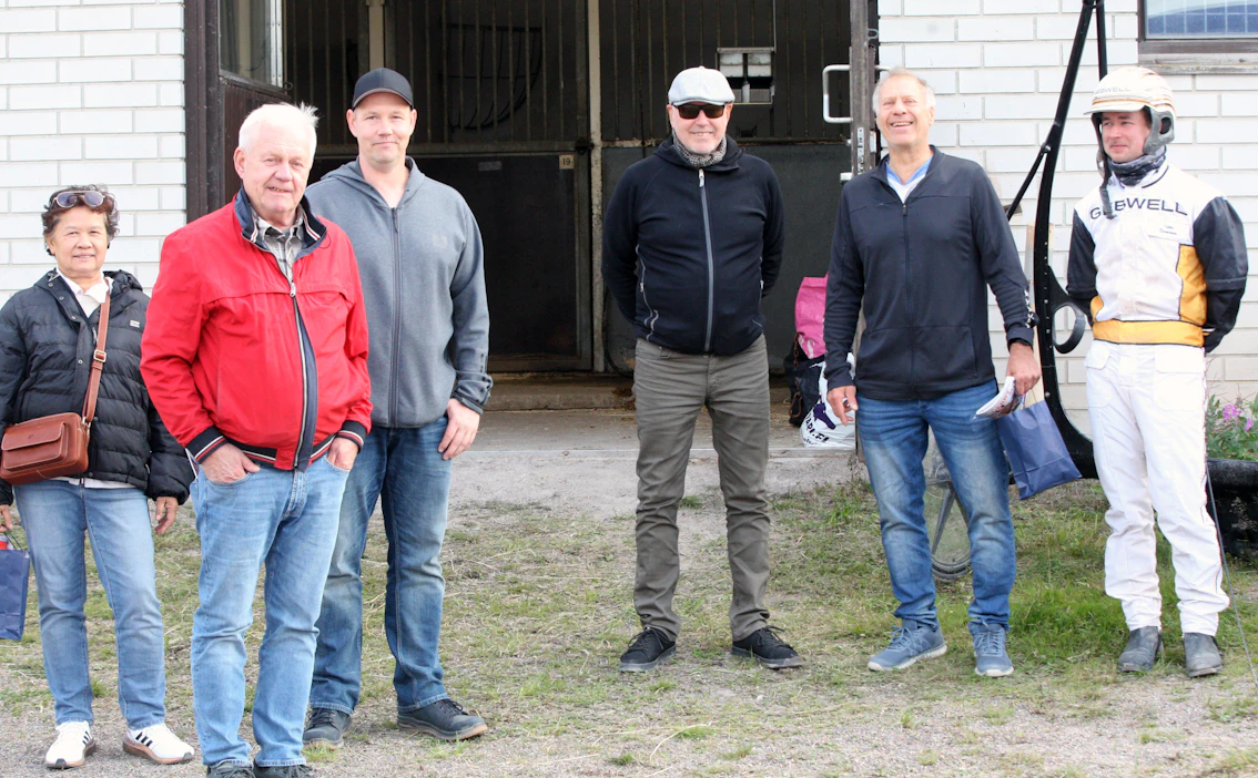Derbyvoittoihin tottunut valmentaja Timo Nurmos (keskellä aurinkolaseissaan) oli sitä mieltä, että kakkossijoja ei lasketa, mutta Velvet Goldin muille taustajoukoille hopeasija maistui mukavasti. Vasemmalla Da Bawkan Tongdoo, Esa Eskelinen ja Markus Eskelinen, Timo Nurmoksen oikealla puolella Robert Perovuo ja Iikka Nurmonen.