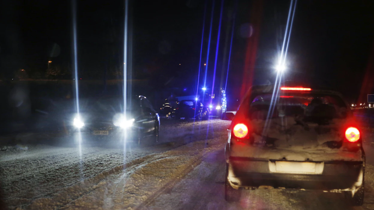 Autosta nouseminen pimeällä tiellä on vaarallista, sillä muut autoilijat eivät välttämättä ehdi havaita kävelijää.
