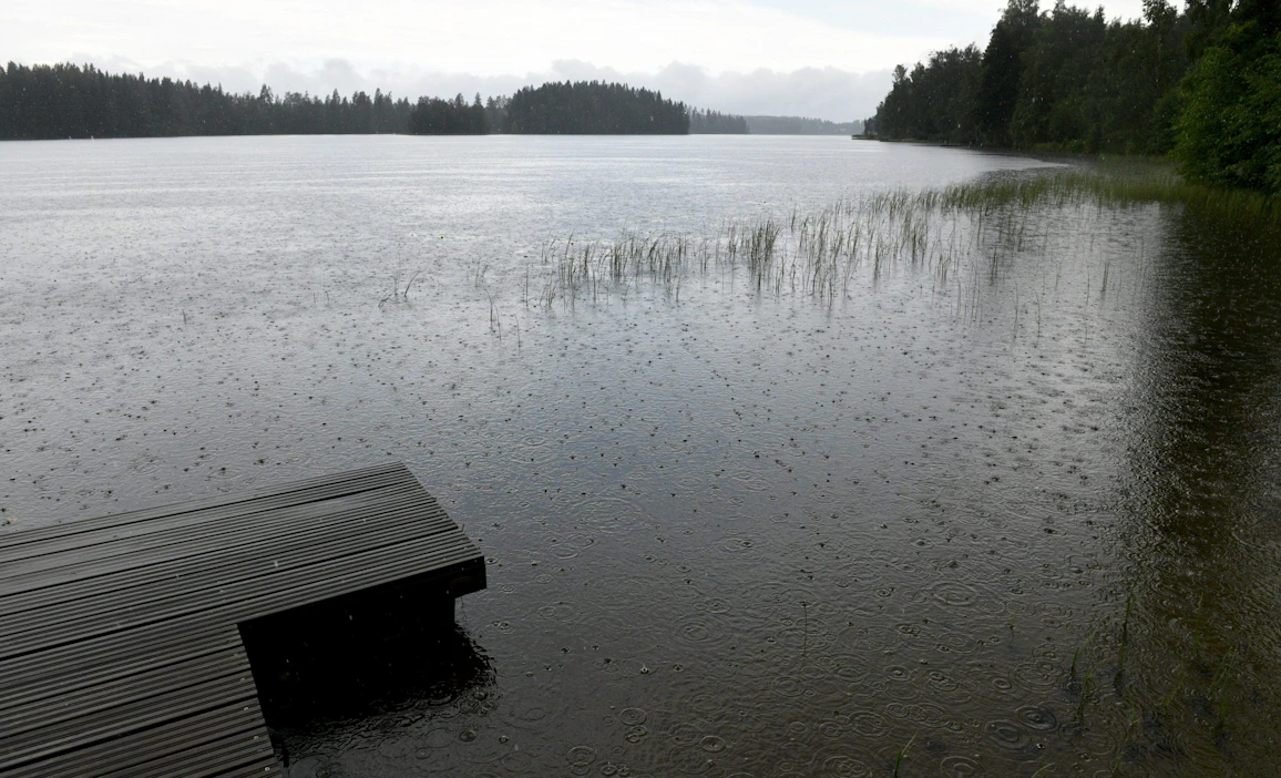 Voimakkaimmat ukkoskuurot näyttävät painottuvan itään. LEHTIKUVA / HEIKKI SAUKKOMAA.