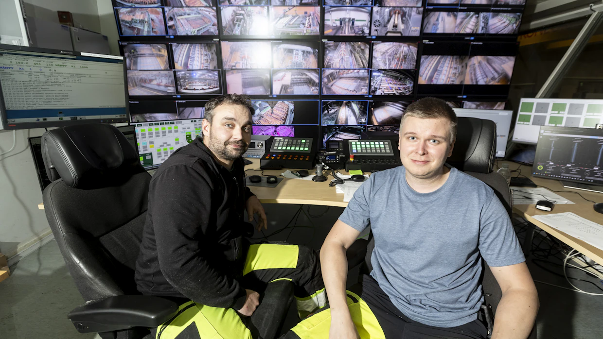 Operaattorit Antti Markkula (vas.) ja Petteri Yrjölä pitävät sahalinjan vauhdissa.